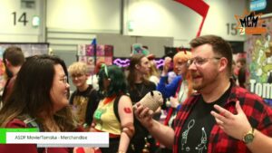 [MCM COMIC CON LONDON 2023] グッズの大半はASDFの映画をモチーフにしたものです。 – ASDF Movie/TomSka